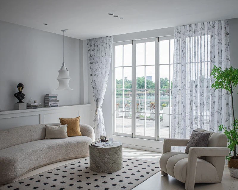 গোল্ডেন-সেন্টার পিওনি প্রিন্ট সহ ডলি ফ্যাব্রিক উইন্ডো স্ক্রিন